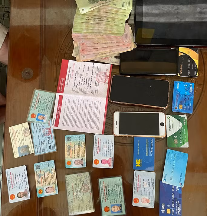 Tang vật và các tài liệu liên quan bị lực lượng chức năng thu giữ. (Ảnh: CTV) Tang vật và các tài liệu liên quan bị lực lượng chức năng thu giữ. (Ảnh: CTV)