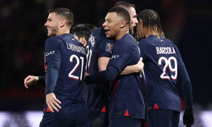 Mbappe chia vui với đồng đội khi ấn định tỷ số lên 2-0 cho PSG trước Toulouse, giúp đội nhà giành Siêu cúp Pháp.