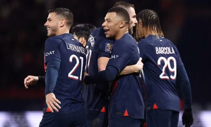 Mbappe chia vui với đồng đội khi ấn định tỷ số lên 2-0 cho PSG trước Toulouse, giúp đội nhà giành Siêu cúp Pháp.