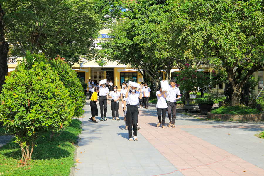 Các thí sinh tại điểm thi Trường THPT Hương Thủy, thị xã Hương Thủy.