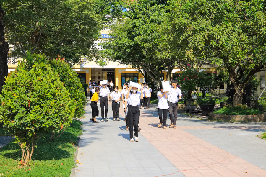 Các thí sinh tại điểm thi Trường THPT Hương Thủy, thị xã Hương Thủy.