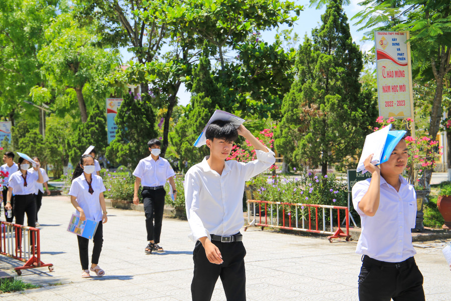 Thí sinh ra khỏi phòng thi tại điểm thi Trường THPT Phú Bài, thị xã Hương Trà. Thí sinh ra khỏi phòng thi tại điểm thi Trường THPT Phú Bài, thị xã Hương Trà.