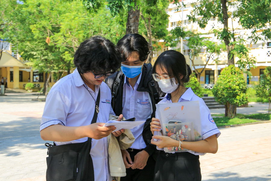 Thí sinh trao đổi về đáp án môn thi Ngoại ngữ.