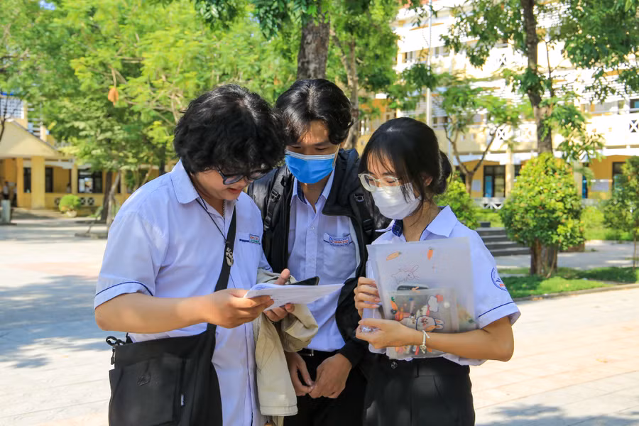 Thí sinh trao đổi về đáp án môn thi Ngoại ngữ.