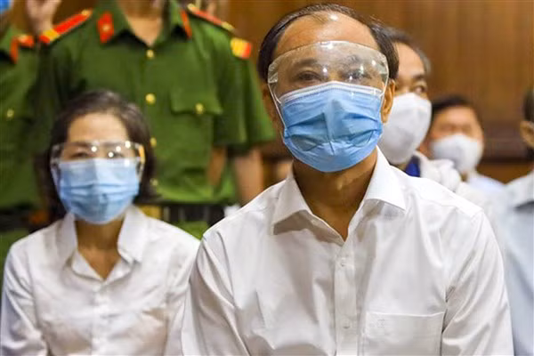 Ông Lê Tấn Hùng (nguyên Tổng Giám đốc SAGRI, bìa phải) tại phiên xử sáng 6/12.