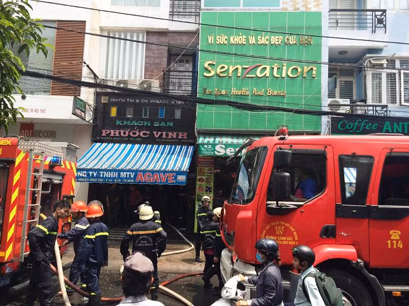Cháy khách sạn 6 tầng, khách lưu trú hoảng loạn tháo chạy