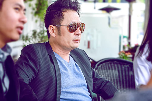 Bằng Kiều hút thuốc lào sòng sọc bên Uyên Linh ảnh 1 bang kieu hut thuoc lao song soc ben uyen linh - 1