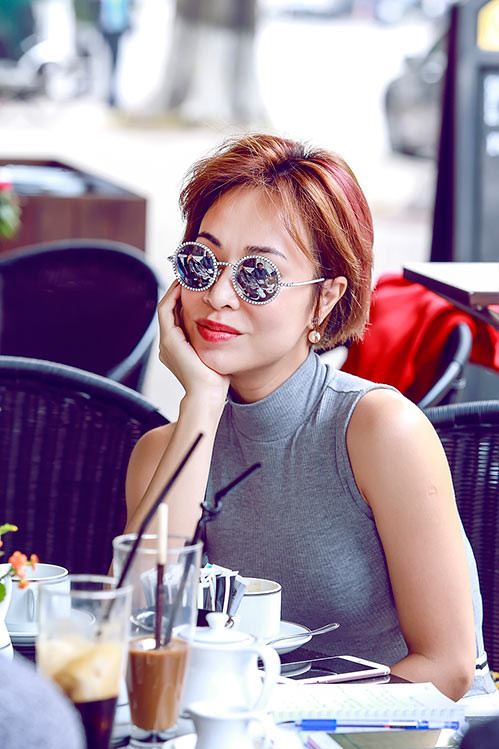 Bằng Kiều hút thuốc lào sòng sọc bên Uyên Linh ảnh 7 bang kieu hut thuoc lao song soc ben uyen linh - 7
