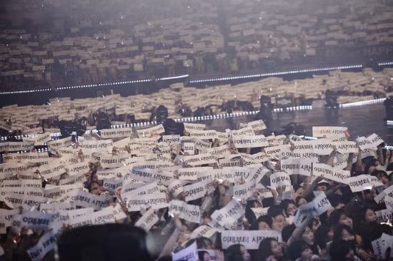 Các hành động có tổ chức như thế này cần sự xin phép trước, không mang những món đồ lạ, kể cả một cành hoa hồng. nhung-dieu-cam-ky-bat-ngo-o-concert-sao-han-3