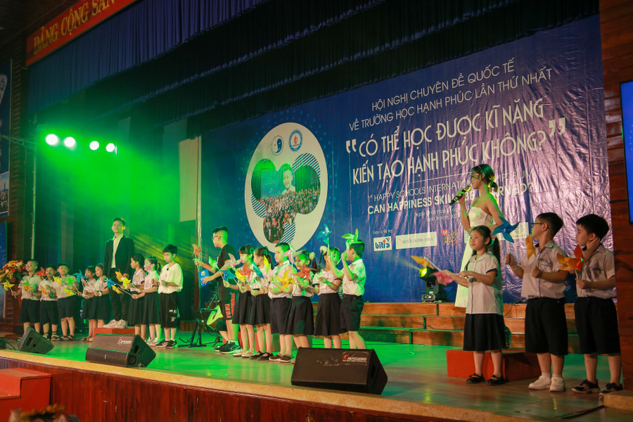 Các tiết mục văn nghệ đặc sắc của các thầy, cô giáo cùng các em học sinh biểu diễn tại Hội nghị. Các tiết mục văn nghệ đặc sắc của các thầy, cô giáo cùng các em học sinh biểu diễn tại Hội nghị.