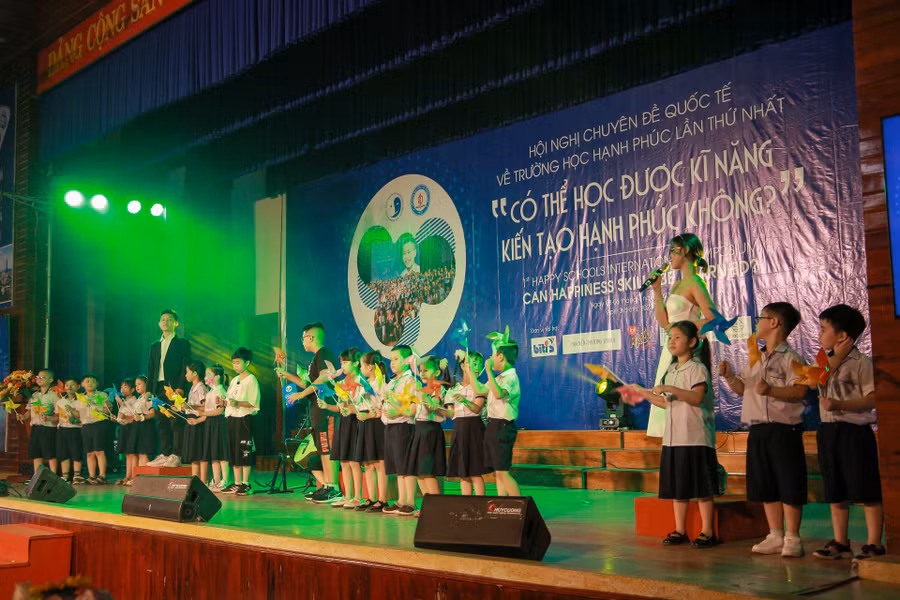 Các tiết mục văn nghệ đặc sắc của các thầy, cô giáo cùng các em học sinh biểu diễn tại Hội nghị.