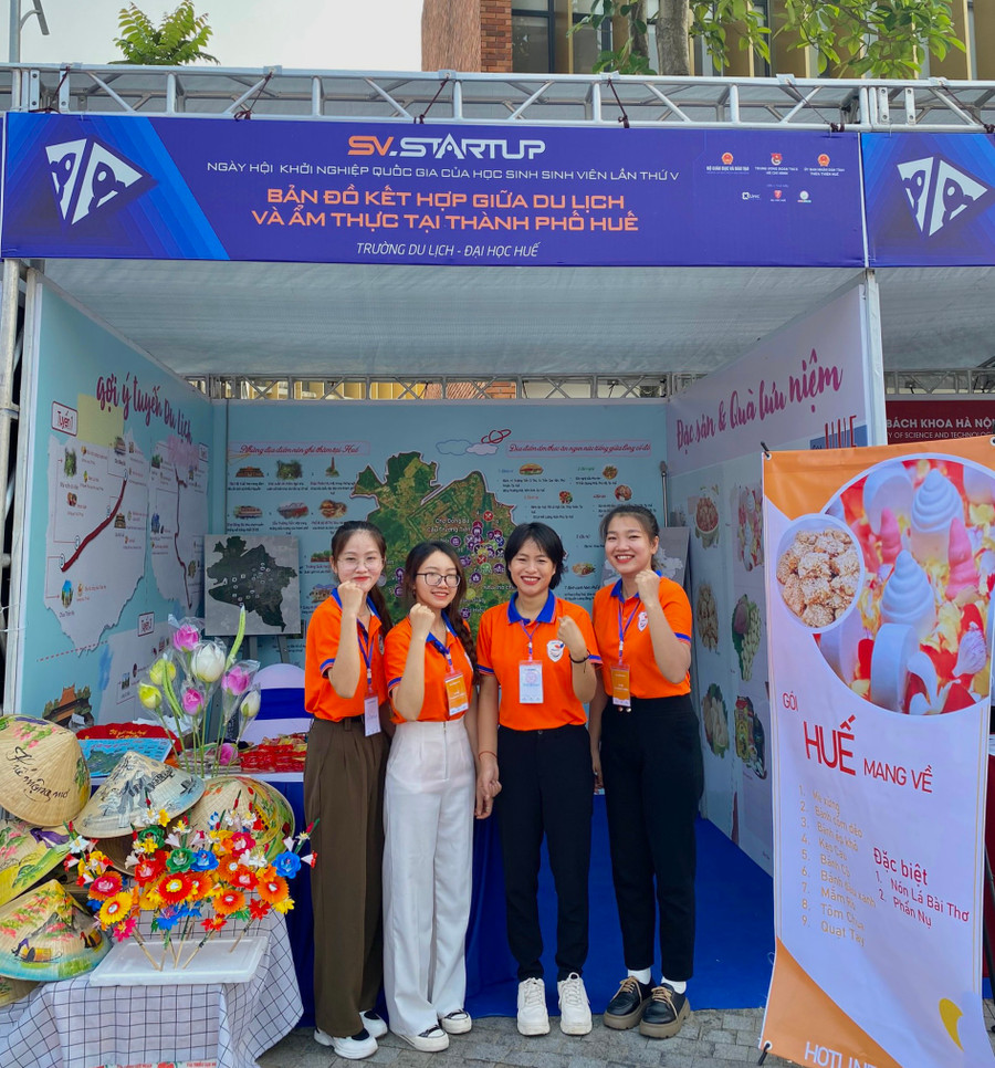 Nhóm sinh viên Trường Du lịch, ĐH Huế với sản phẩm tại không gian trưng bày Ngày hội khởi nghiệp quốc gia của học sinh, sinh viên lần thứ V. Nhóm sinh viên Trường Du lịch, ĐH Huế với sản phẩm tại không gian trưng bày Ngày hội khởi nghiệp quốc gia của học sinh, sinh viên lần thứ V.