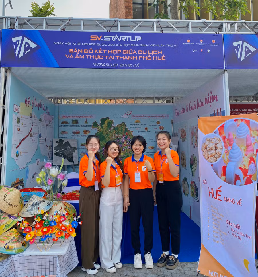 Nhóm sinh viên Trường Du lịch, ĐH Huế với sản phẩm tại không gian trưng bày Ngày hội khởi nghiệp quốc gia của học sinh, sinh viên lần thứ V. Nhóm sinh viên Trường Du lịch, ĐH Huế với sản phẩm tại không gian trưng bày Ngày hội khởi nghiệp quốc gia của học sinh, sinh viên lần thứ V.