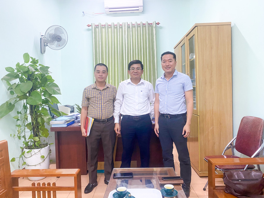 Đại diện Văn phòng Báo GD&amp;TĐ khu vực Bắc Trung Bộ làm việc và chụp ảnh lưu niệm cùng với ông Nguyễn Quang Bình (đứng giữa) - Trưởng Phòng GD&amp;ĐT thị xã Hương Thủy, tỉnh Thừa Thiên - Huế về việc tăng cường công tác truyền thông đến các cơ sở trường học.