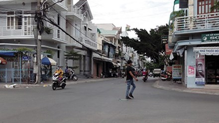 Tin lời thầy bói, làm đám ma cho toàn người sống ảnh 1 Khu vực ngõ vào nhà bà L. Ảnh: Trúc Hà.