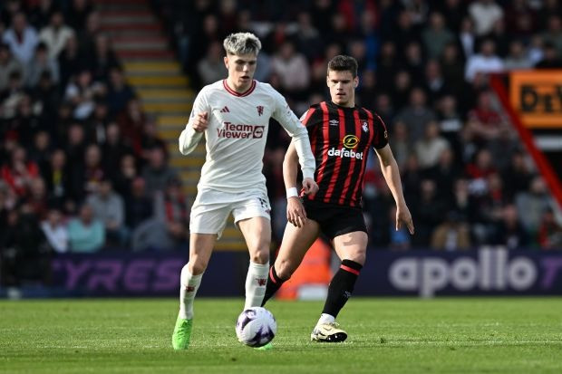 Alejandro Garnacho bị thay ra sớm ở trận Man Utd hoà Bournemouth 2-2.