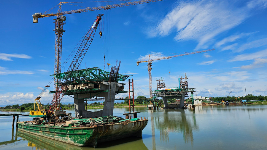 Cầu Thạch Hãn 1 có chiều dài hơn 930m đang được gấp rút thi công. Ảnh: Đ.Đức Cầu Thạch Hãn 1 có chiều dài hơn 930m đang được gấp rút thi công. Ảnh: Đ.Đức