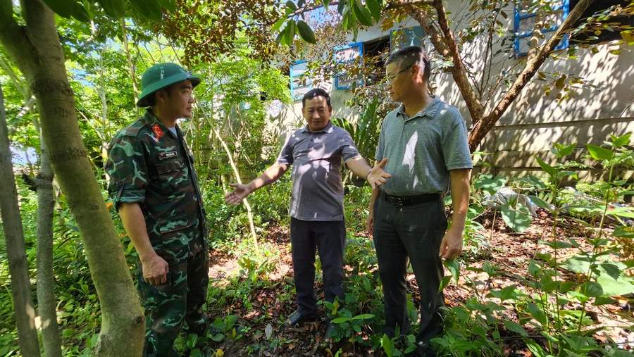 Khu vực nhà ở và đất vườn của ông Lê Phú chưa thể giải phóng do chưa có khu tái định cư và thống nhất mức giá đền bù. Ảnh: Đ.Đức