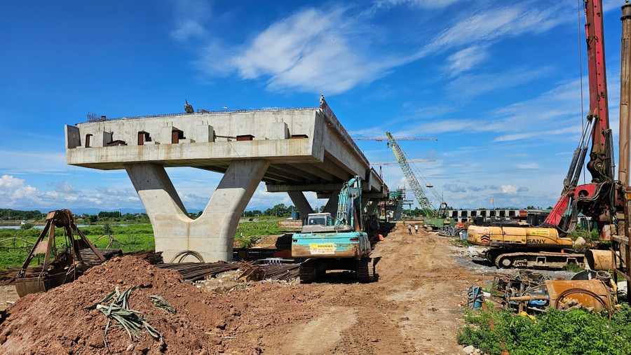 Một số mố cầu cơ bản được hoàn thành, trừ các vị trí còn vướng GPMB. Ảnh: Đ.Đức Một số mố cầu cơ bản được hoàn thành, trừ các vị trí còn vướng GPMB. Ảnh: Đ.Đức