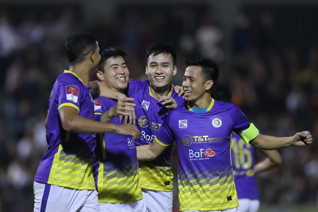 Văn Quyết và Duy Mạnh giúp Hà Nội lên đỉnh bảng V.League 2023.