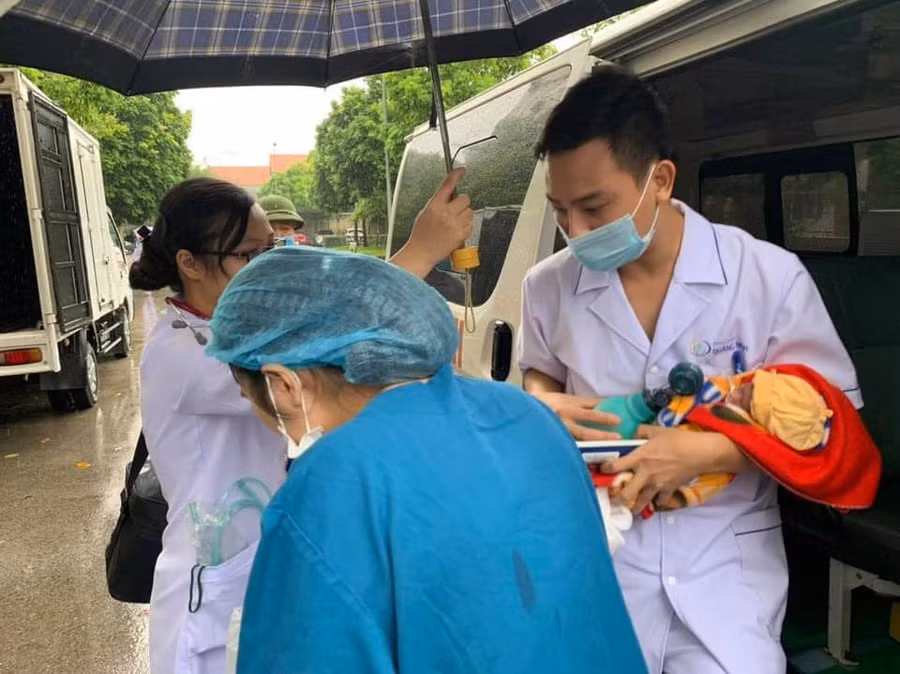 Các bác sĩ tại Trung tâm Y tế huyện Cô Tô thường được hỗ trợ qua hội chẩn từ xa. Ảnh: Bộ Y tế cung cấp.