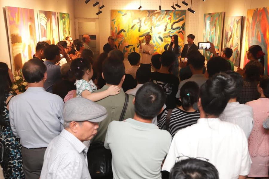 Giới văn nghệ và công chúng tại triển lãm “Improvisation” (Ứng tác) của Bùi Chát.