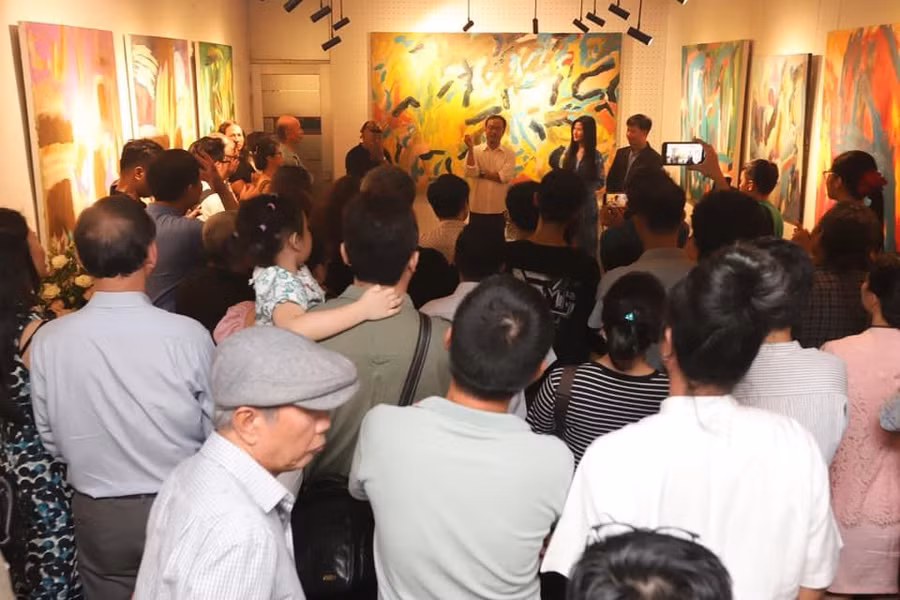 Giới văn nghệ và công chúng tại triển lãm “Improvisation” (Ứng tác) của Bùi Chát.