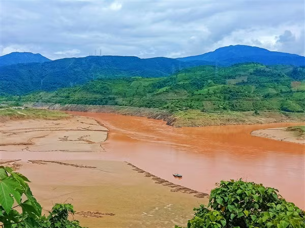 Trạm Thủy văn Mường Lay nằm ngay chỗ hợp lưu của sông Đà, sông Nậm Na và suối Nậm Lay.