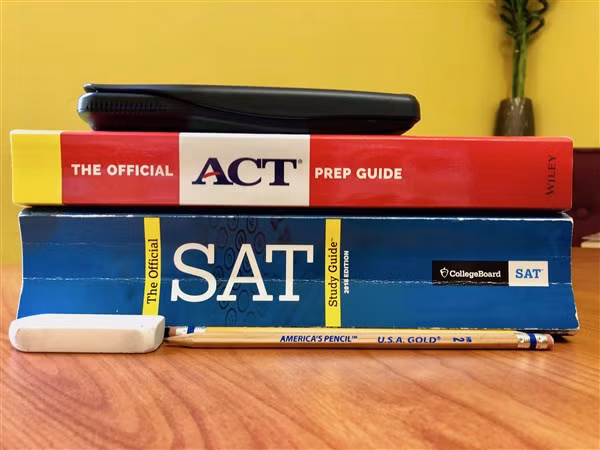 ACT và SAT là hai bài thi bắt buộc để đăng ký vào đại học Mỹ.