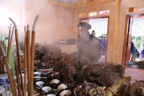 Thầy cúng tiến hành nghi lễ tại miếu Thần rừng thuộc thôn Pố Lồ, xã Pố Lồ (Hoàng Su Phì).