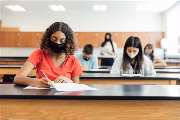 Học sinh Mỹ làm bài thi SAT năm 2020.