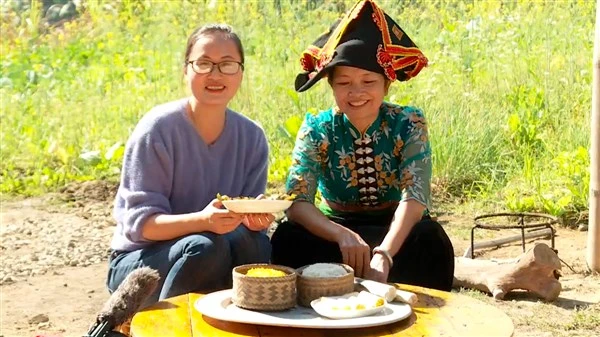 Bà Lò Thị Khon (bên phải) - bản Phiêng Lơi, xã Thanh Minh, TP Điện Biên Phủ hướng dẫn chế biến món cá bống suối gói lá chuối nướng. Ảnh: Tuấn Văn.