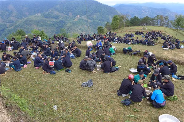 Sau khi hoàn tất lễ cúng Thần rừng, số vật phẩm sẽ được chế biến cho mọi người thụ lộc.