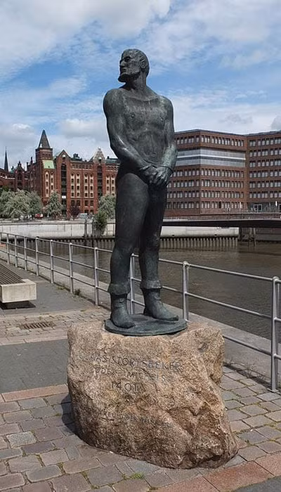 Tượng đồng Klaus Störtebeker, bệ in dòng chữ 'Bạn của Chúa, kẻ thù của thế giới'. Ảnh: Palauenc05 / CC BY-SA 4.0