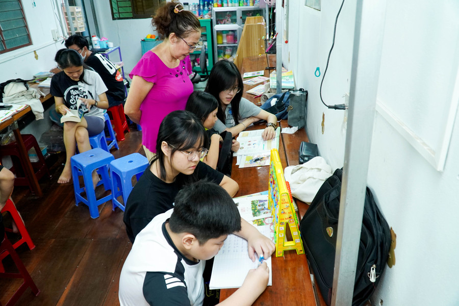 Cô Hiếu hướng dẫn các sinh viên dạy cho các bé tại lớp học.