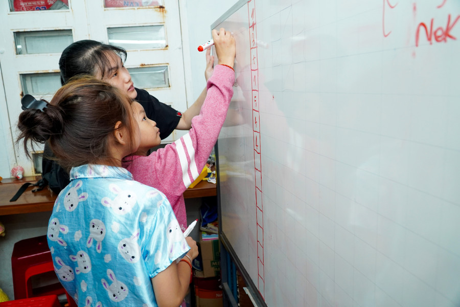 Lớp học của cô Hiếu cho trẻ em nghèo có sự đồng hành của các sinh viên.