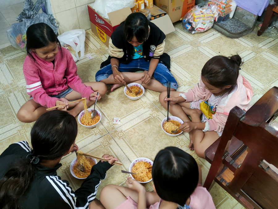 Một bữa ăn tiếp sức cho các em sau giờ học.