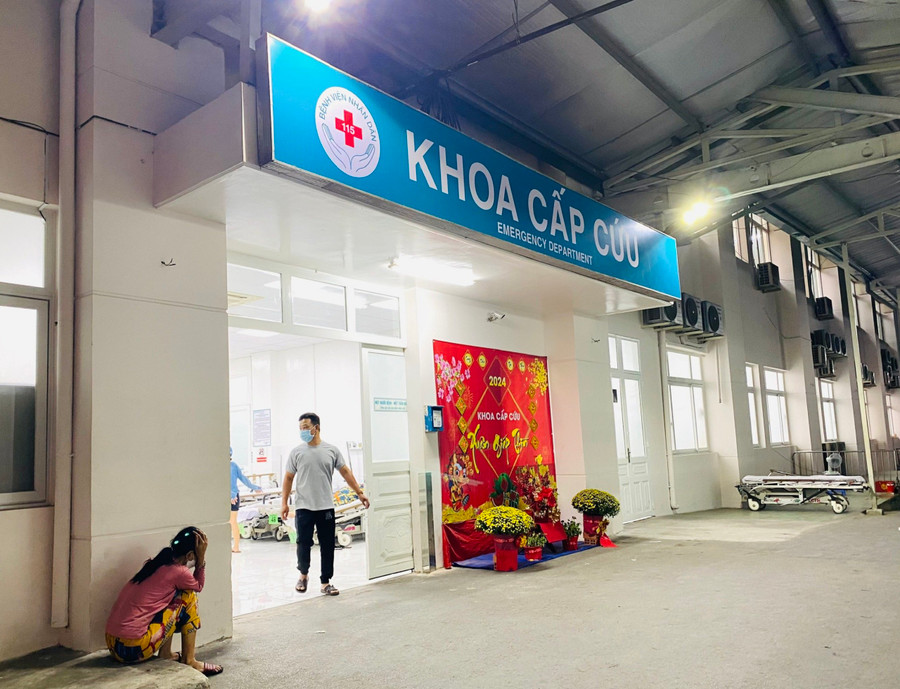 Phòng cấp cứu của Bệnh viện Nhân dân 115 (TPHCM) liên tục tiếp nhận những ca bệnh trẻ đột quỵ.