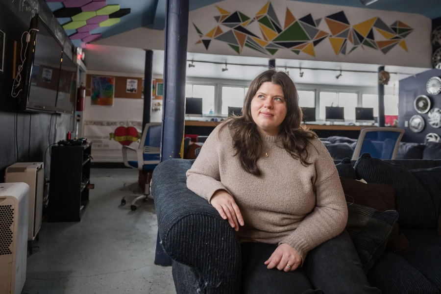 Bà Taylor Welch-Plante - Giám đốc Trung tâm Thanh thiếu niên Hub ở Bristol, Vermont. Bà Taylor Welch-Plante - Giám đốc Trung tâm Thanh thiếu niên Hub ở Bristol, Vermont.