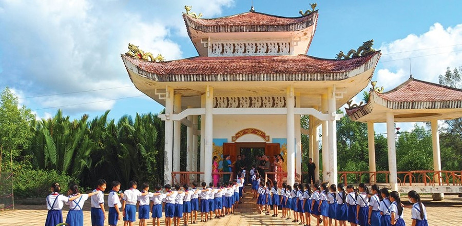 Đền thờ Bác Hồ ở xã Viên An, huyện Ngọc Hiển ngày nay. Ảnh: TG Đền thờ Bác Hồ ở xã Viên An, huyện Ngọc Hiển ngày nay. Ảnh: TG