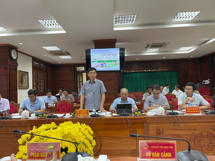 Thứ trưởng Bộ GTVT Lê Anh Tuấn phát biểu tại buổi làm việc. (Ảnh: TT)