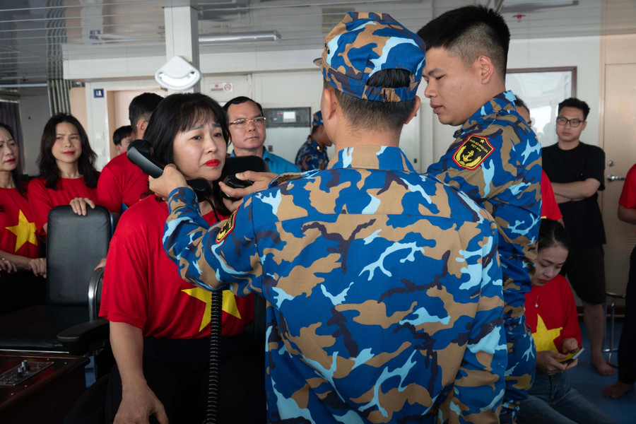 Tiếng hát vẫn tiếp nối từ cabin tàu HQ 571 nhà dàn DK1. (Ảnh: Cao Thị Thanh Hà) Tiếng hát vẫn tiếp nối từ cabin tàu HQ 571 nhà dàn DK1. (Ảnh: Cao Thị Thanh Hà)