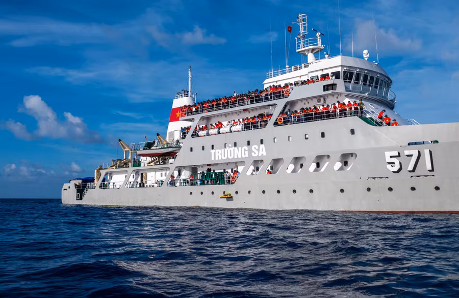 Chúng tôi hướng về đảo xa, tưởng nhớ những người con đất Việt nằm lại nơi này, kết tinh thành hồn thiêng sông núi… (Ảnh: Cao Thị Thanh Hà)