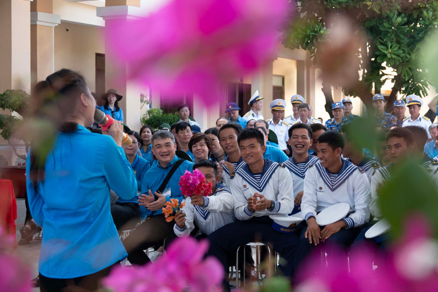 Có khi, ngắt chùm hoa giấy tím hồng của đảo để gửi tặng tiếng hát quê hương. (Ảnh: Cao Thị Thanh Hà) Có khi, ngắt chùm hoa giấy tím hồng của đảo để gửi tặng tiếng hát quê hương. (Ảnh: Cao Thị Thanh Hà)