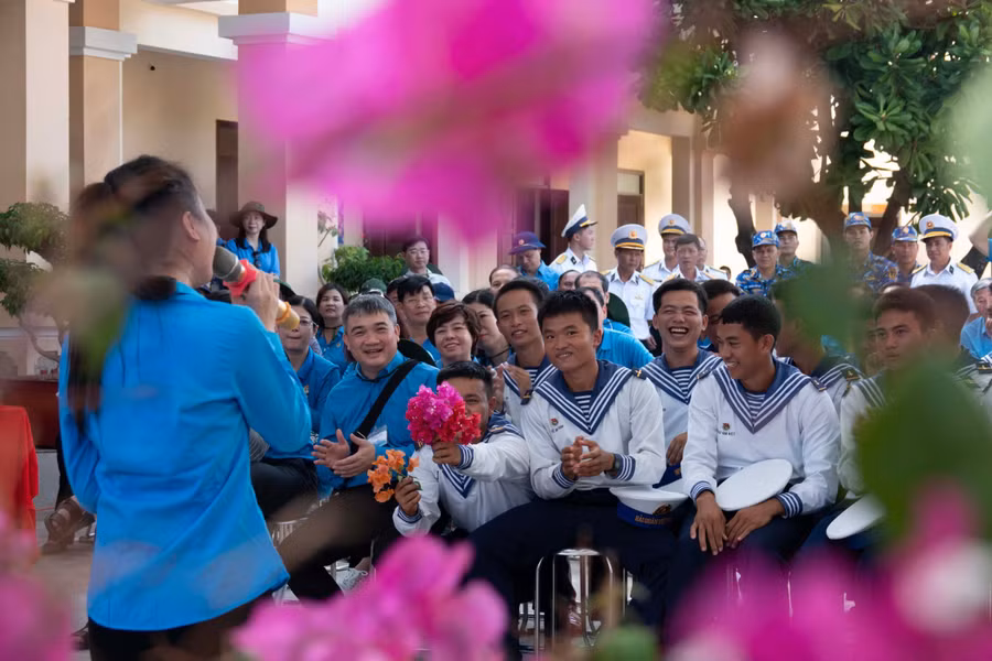 Có khi, ngắt chùm hoa giấy tím hồng của đảo để gửi tặng tiếng hát quê hương. (Ảnh: Cao Thị Thanh Hà)