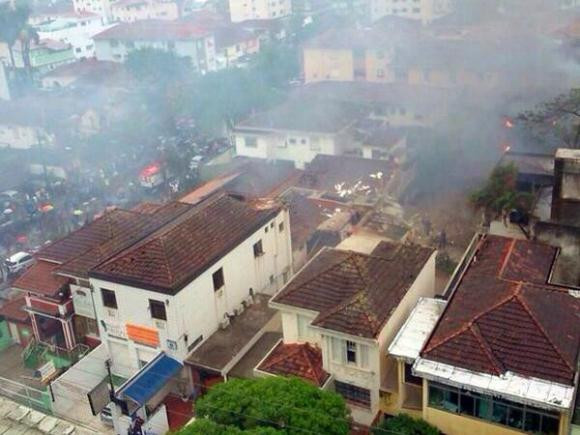 Máy bay dân sự đâm vào thành phố Santos Brazil