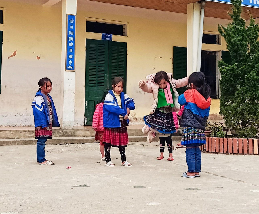 Học sinh Trường Phổ thông DTBT Tiểu học Tả Ngảo vui chơi sau giờ học.