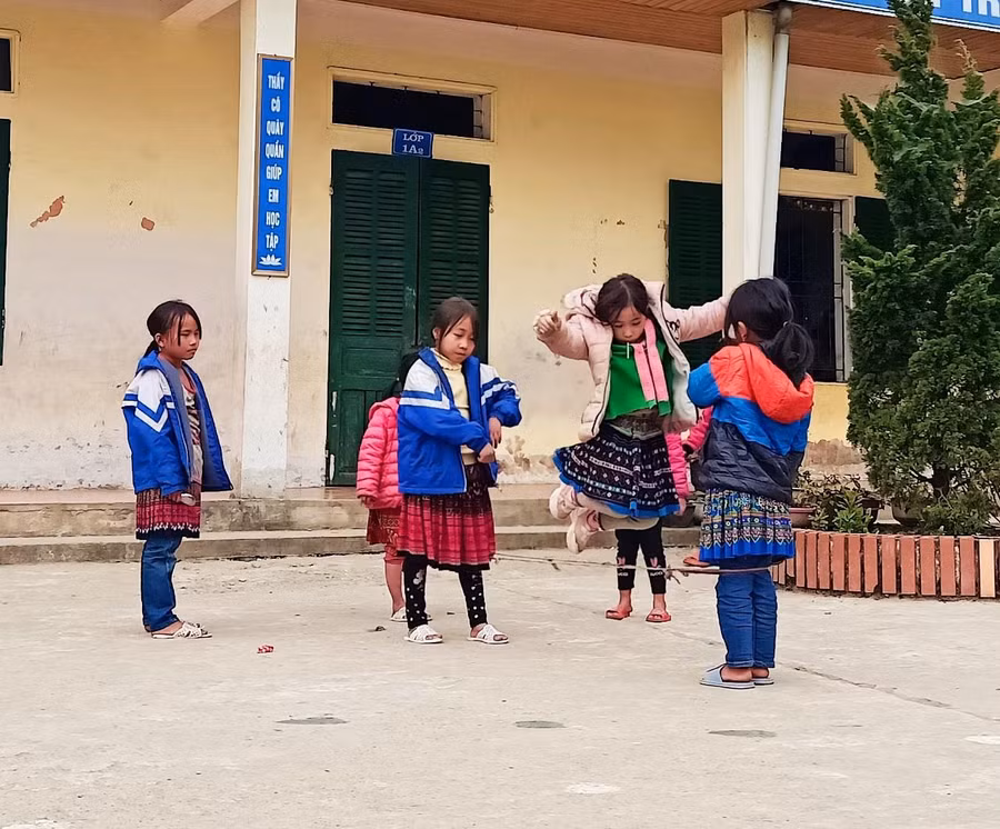 Học sinh Trường Phổ thông DTBT Tiểu học Tả Ngảo vui chơi sau giờ học.