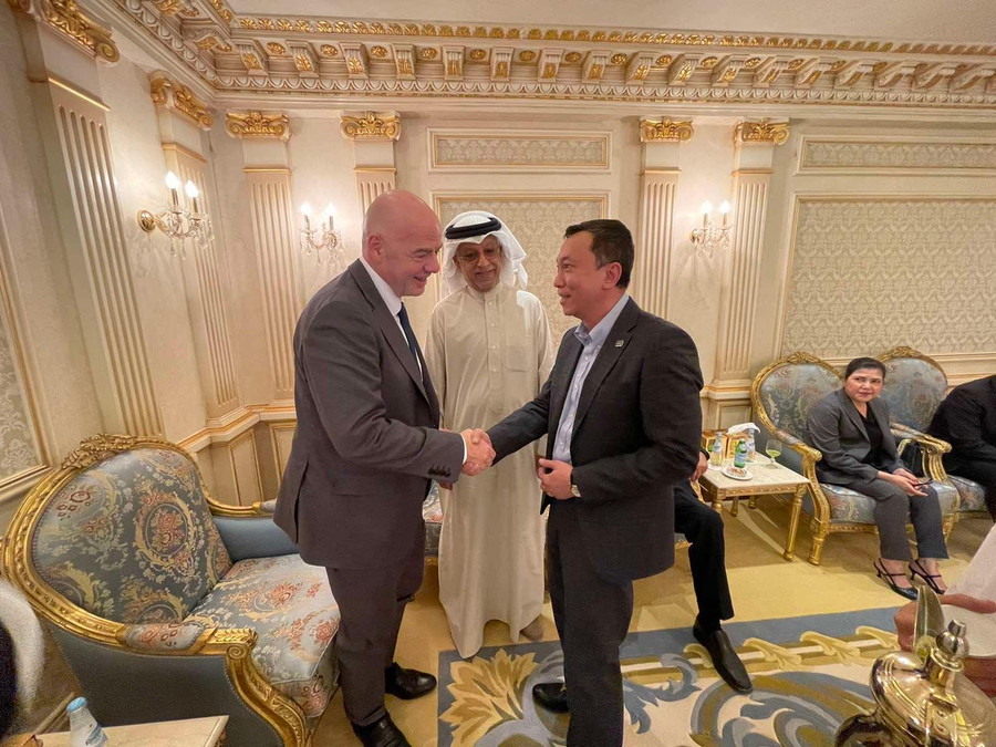Quyền Chủ tịch VFF Trần Quốc Tuấn (bên phải) trong một buổi gặp Chủ tịch FIFA Gianni Infantino.