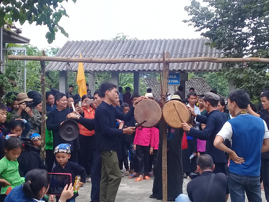 Nghi thức đánh chiêng và trống trong Lễ cúng dâng lễ vật cho thần linh và tổ tiên của người La Chí.